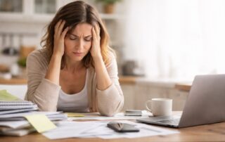 Hand hält ihre Hände an ihren Kopf wegen Überforderung